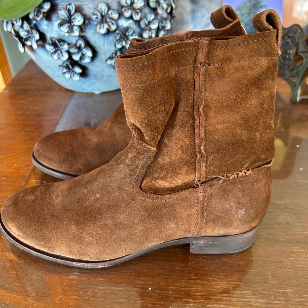 Frye 9  Cara Brown Suede Ankle Boots New on box